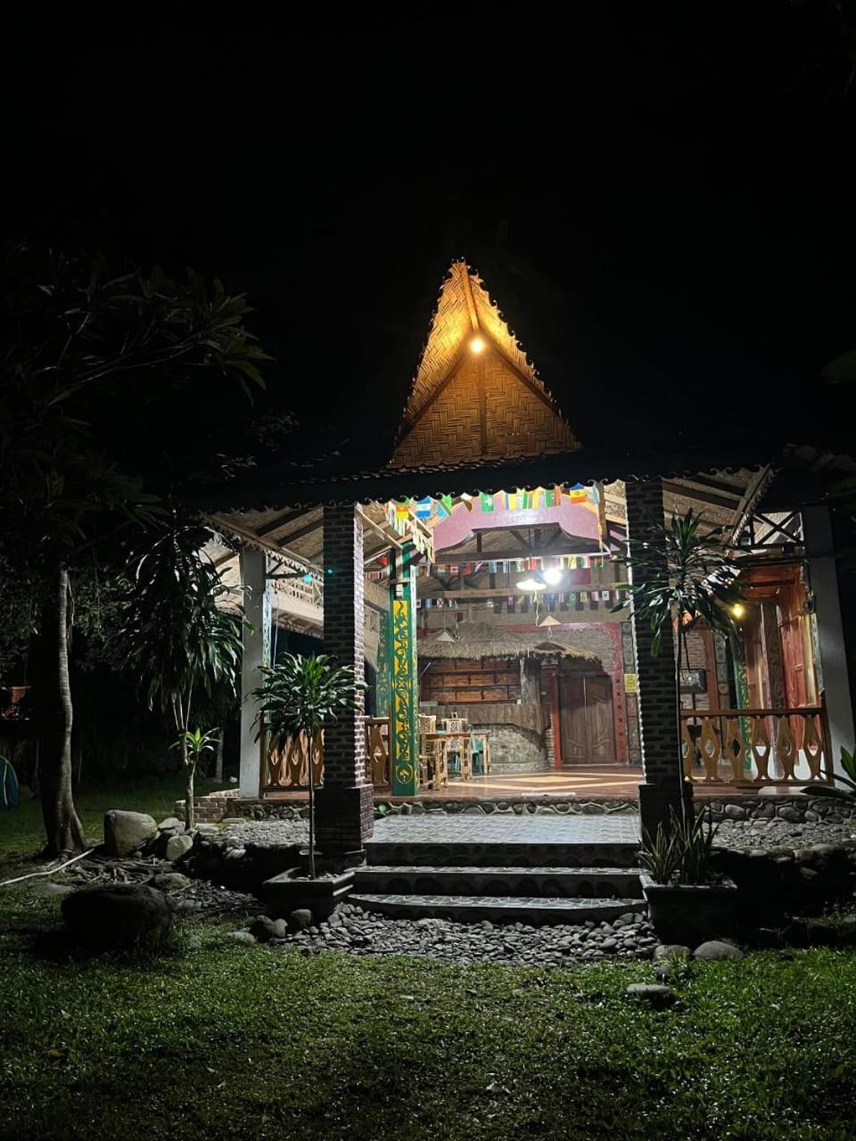 Pongo Guest House & Jungle Trekking Bukit Lawang Exterior photo
